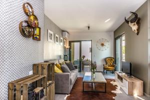 a living room with a couch and a tv at Apartments Villa Adriana I in Srima