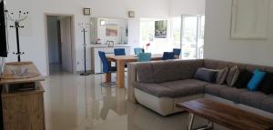 Χώρος καθιστικού στο Apartment Penthouse by the sea