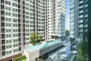 an apartment building with a swimming pool and two tall buildings at the base condo 88/96 in Pattaya Central