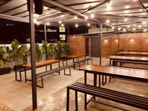 فندق أهيو في كوالالمبور: صف من الطاولات والكراسي في المطعم