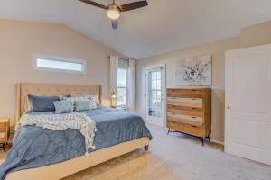 Postel nebo postele na pokoji v ubytování Cozy 4BR House with Peak Views in Colorado Springs