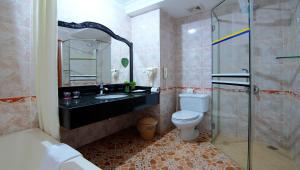 A bathroom at Hotel Somadevi Angkor Resort & Spa