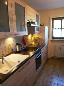 Køkken eller tekøkken på Ferienwohnung Mühlbachblick