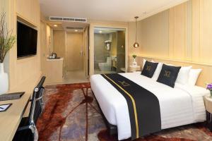 سرير أو أسرّة في غرفة في Eleven Hotel Bangkok Sukhumvit 11 - SHA Extra Plus