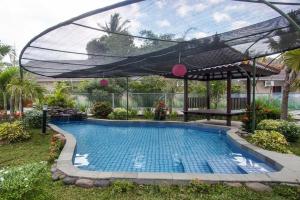 The swimming pool at or close to RedDoorz Syariah Plus near Banyuwangi Airport