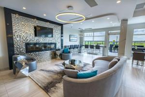 sala de estar con sofá y chimenea en Executive Residency by Best Western Calgary City View North, en Calgary