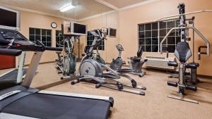 Best Western Route 66 Glendora Inn的健身中心和/或健身设施