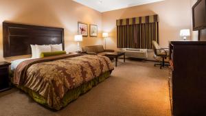 Best Western Route 66 Glendora Inn客房内的一张或多张床位