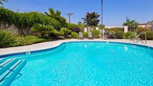 Best Western Route 66 Glendora Inn内部或周边的泳池