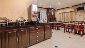 格伦多拉Best Western Route 66 Glendora Inn的餐厅设有酒吧,配有桌椅