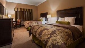 格伦多拉Best Western Route 66 Glendora Inn的有两张床和一台电视的酒店房间