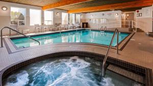 einen Pool in einem Hotel mit Whirlpool in der Unterkunft Best Western Plus Country Meadows Inn in Aldergrove