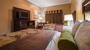 格伦多拉Best Western Route 66 Glendora Inn的一间有两张床和一台平板电视的酒店房间