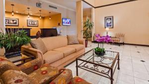 格伦多拉Best Western Route 66 Glendora Inn的带沙发和桌子的客厅
