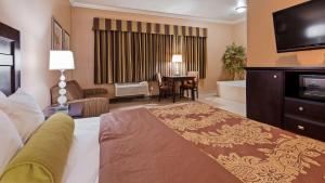 Best Western Route 66 Glendora Inn客房内的一张或多张床位