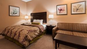 Best Western Route 66 Glendora Inn客房内的一张或多张床位