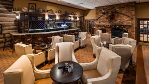 Lounge nebo bar v ubytování Best Western Parkway Inn & Conference Centre