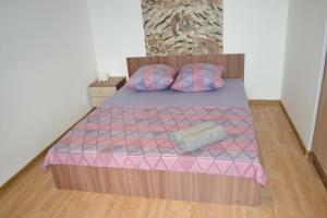 A bed or beds in a room at Уютная СТУДИЯ на Мира