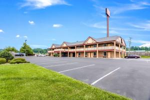 um parque de estacionamento em frente a um grande edifício em Econo Lodge Glade Springs I-81 em Glade Spring