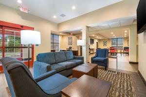 ein Wohnzimmer mit einem Sofa, Stühlen und einem Tisch in der Unterkunft Comfort Inn & Suites Harrisburg - Hershey West in Harrisburg