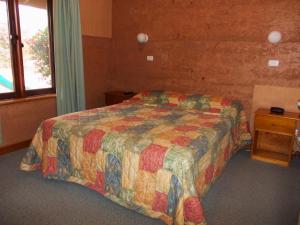 En eller flere senge i et værelse på Mud Hut Motel