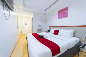 Postel nebo postele na pokoji v ubytování RedDoorz Plus near SM Lanang Davao + 23 fotografií