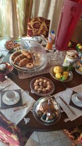 una mesa con muchos platos de comida. en B&B Marilena affittacamere, en Rocca Imperiale