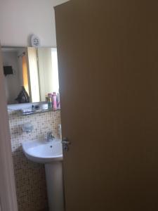 Un baño de Heathrow Garden House - West Drayton, London - Benjamin Guest House