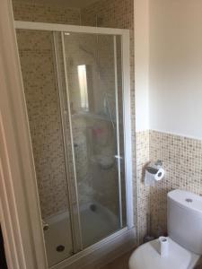 Un baño de Heathrow Garden House - West Drayton, London - Benjamin Guest House