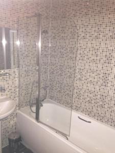 Un baño de Heathrow Garden House - West Drayton, London - Benjamin Guest House 36 fotos más