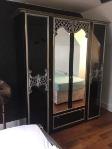 Una cama o camas en una habitación de Heathrow Garden House - West Drayton, London - Benjamin Guest House