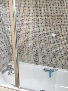 Un baño de Heathrow Garden House - West Drayton, London - Benjamin Guest House