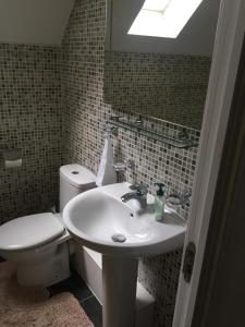 Un baño de Heathrow Garden House - West Drayton, London - Benjamin Guest House