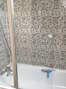 Un baño de Heathrow Garden House - West Drayton, London - Benjamin Guest House