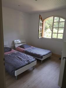 - 2 lits dans une chambre avec fenêtre dans l'établissement VILLA FLEUR DES PINS 6 PERSONNES 140m2 PETIT NICE, à Gujan-Mestras