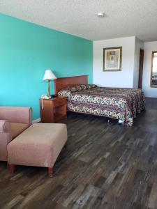ein Hotelzimmer mit 2 Betten und einem Sofa in der Unterkunft Budget Inn in Fallon