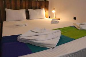 łóżko z ręcznikami na górze w obiekcie Miracle Colombo City Hostel w Kolombo