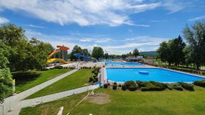 Výhled na bazén z ubytování Holiday house in Terme Čatež nebo okolí