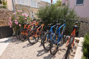 eine Reihe von Fahrrädern neben einem Zaun in der Unterkunft White Rock Villa Kaprije in Kaprije