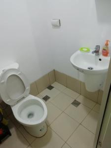 Um banheiro em Heaven Suites, Tagaytay Condominium, Wind Residences