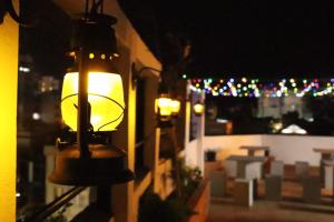 una luz en el lateral de un edificio con luces de Navidad en Miracle Colombo City Hostel, en Colombo