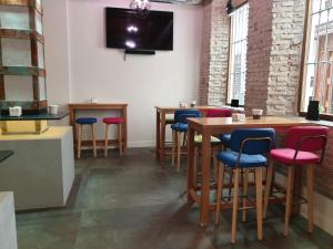 Televízia a/alebo spoločenská miestnosť v ubytovaní 4U Hostel