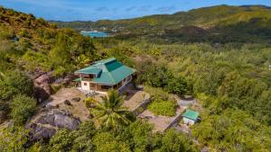 uma vista aérea de uma casa com um telhado verde em La Villa Mille Etoiles em Baie Sainte Anne