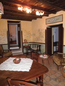 uma sala de jantar com mesa e cadeiras e uma sala com mesas em Palazzetto Leonardi em San Polo dei Cavalieri