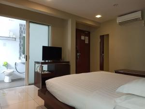 TV a/nebo společenská místnost v ubytování Kinabalu Daya Hotel