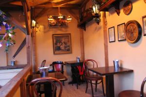 un comedor con mesas y sillas en un restaurante en O Brian Gjestehus, en Halden
