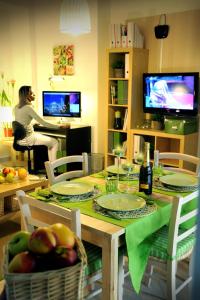 een eetkamer met een tafel met eten en een vrouw bij Idealodge B&B in Colleferro