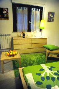 een woonkamer met een tafel met fruit erop bij Idealodge B&B in Colleferro