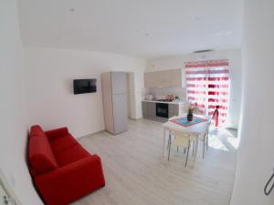 Televízia a/alebo spoločenská miestnosť v ubytovaní Oudeis Holidays Apartments Tropea