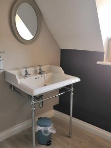 a bathroom with a sink and a mirror at The Three Horseshoes in Warham